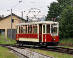 Der elektrische Triebwagen 2362 fährt in den Bahnhof Mariazell ein.