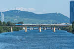 Der EC 101  Moravia  überquert die Brücke über die neue Donau in Wien.