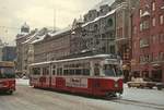Noch im Originalzustand (weiß-rote Lackierung, Alu-Zierleisten, geteilte Fenster in der vorderen Einstiegstür) ist der Lohner-Sechsachser 74 der Innsbrucker Straßenbahn im Januar 1980