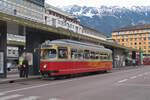 Vierachsiger Lohner/Lizenz Duewag-Triebwagen 61 der Tiroler Museumsbahnen an der Haltestelle Innsbruck Hauptbahnhof.