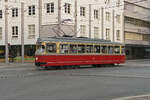 Vierachsiger Lohner/Lizenz Duewag-Triebwagen 61 der Tiroler Museumsbahnen in Anfahrt auf die Haltestelle Terminal Marktplatz in Innsbruck.