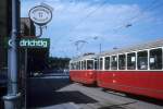 Wien Wiener Stadtwerke-Verkehrsbetriebe (WVB) Straßenbahnhaltestelle Liechtenwerder Platz im Juli 1977: Ein Zug der SL D (T2 447 + c3 1246 (Lohnerwerke 1956 bzw.