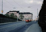 Wien Wiener Stadtwerke-Verkehrsbetriebe (WVB) SL 6 (c2 1051 (Lohnerwerke 1956)) X, Favoriten,  Gudrunstraße im Juli 1977.