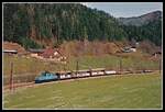 E3 fährt am 25.03.2002 mit einem vollbeladenen Güterzug durchs Breitenauertal talauswärts.