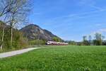 Durch die frühlingshafte Idylle bei Schaftenau an der Unterinntalbahn eilte am 04.04.2024 der geringfügig verspätete REX 5372 in Form von 4748 028 in Richtung Innsbruck.