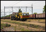 Gleisbaufahrzeug S 480001 von PKP Energetyka kam am 22.05.2016 durch den Bahnhof Kamienice Zabkowicki.