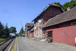 Das Bahnhofsgebäude in Łeba wurde zur deutschen Zeit aus roten Backsteinen errichtet und hat sich bis heute noch wenig im Aussehen verändert.