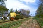 Mit einer Doppelstockwagengarnitur trifft eine unbekannte SP32 im April 1998 im Bahnhof Zarszyn ein.