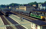 Der Bahnhof Wolsztyn im Juni 1990: Links wartet ein Personenzug mit einer Ty2 an der Spitze auf die Ausfahrt, rechts steht die SP45-032 abfahrbereit vor einer Doppelstockwagengarnitur