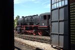 Eisenbahnmuseum Jaworzyna Slaska am 23.05.2016: Blick durch das Schuppentor auf das Einzelstück Tr7-3.