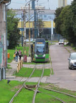 Strassenbahn der Linie 3 unterwegs auf einem einspurigen Abschnitt im Netz der Strassenbahn Elblag.