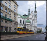 Tram 1332 ist hier am 28.5.2019 in der Marszalkowska in Warschau vor der dortigen Kirche in Richtung Außenbezirk unterwegs.