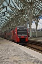 Triebzug 3519 wartet auf Abfahrt am 06.06.2017 im Bahnhof Lissabon Oriente.