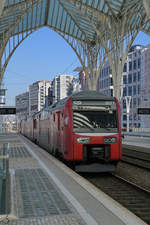 Der Doppelstocktriebzug CP 3571 bei der Einfahrt in den Bahnhof Lissabon Oriente.