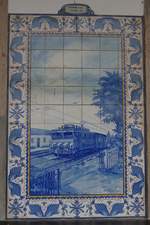 Eine Wandseite des Bahnhofgebäudes von Ovar ist mit mehreren Bildern, die aus bemalten Keramikfliesen hergestellt wurden, sogenannten Azulejos verziert.