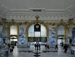 In der mit zahlreichen Azulejos gestaltete Eingangshalle des Bahnhofes São Bento in Porto.