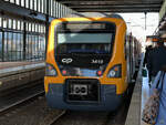 Ein Triebzug der Baureihe 3400 ist gerade am Bahnhof Aveiro angekommen und wird mich wieder nach Porto bringen.