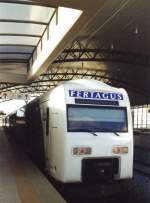 LISBOA (Distrikt Lisboa), 25.01.2001, der Fertagus, ein Zug eines privaten Bahnbetreibers, der die Stadt über die Ponte 25 de Abril mit ihren südlich des Rio Tejo gelegenen Vorstädten