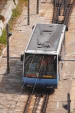 NAZARÉ (Distrikt Leiria), 15.09.2013, Wagen 1 bei der Bergauf-Fahrt; seit 1889 überwindet die Bahn auf einer 318 Meter langen Strecke mit einer Steigung von 42 % den zwischen den beiden