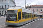 LISBOA (Distrikt Lisboa), 26.04.2014, Straßenbahnlinie 15 nach Belém bei der Einfahrt in die Haltestelle Calvário im Stadtteil Alcântarilha