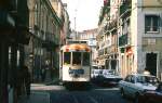 Durch die enge Rua dos dos Negros windet sich der Standardtriebwagen 724 im April 1984.