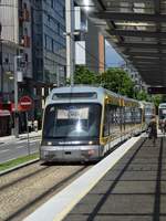 Triebzug des Metros in Porto fotografiert in der Haltestelle Joao de Deus (Stadtteil Gaia) am 09.06.2017