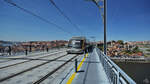 Ende Mai 2013 befährt ein Fahrzeug der Metro do Porto die Brücke Ponte Luis I.