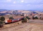 Diesellok 079 022 hat am 16.09.1990 mit ihrem sonntglichen Zug 6208  den Ausgangsort Bragana verlassen.