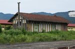Das alte Lagerhaus im Bahnhof Calimanesti hat schon bessere Zeiten gesehen.