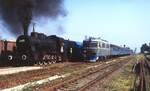 Am 31.05.1995 wird die CFR 50.497 vor einem Sonderzug von einer 060 mit einem Personenzug auf der Strecke von Sebes nach Sibiu überholt.