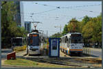 An der Endstation Piata Presei stehen sich die zwei neusten Generationen von Straßenbahnfahrzeugen in Bukarest gegenüber.