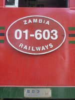 Das Baureihenschild einer Diesellok von Zambia Railways im Bahnhof von Victoria Falls am 12.12.2014.