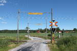 Ein typischer ländlicher Bahnübergang in Schweden.