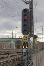 Ein für Schweden typisches Lichtsignal, das gelbe Zuordnungsschild Cst 319 könnte Centralstation heißen, das Signal befindet sich auf der Zentralbrücke.