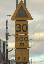 Zeichen für den Bahnverkehr, 30 Km/h  500m (?) Aufgenommen auf der Zentralbrücke, welche Fußgängern, Autos und dem Zugverkehr gleichzeitig dient.