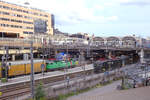 Stockholm C: Die Rc4P 1291 der Green Cargo durchfährt Stockholm C auf Gleis 17, gleich wird sie unter dem Klarabergviadukten verschwinden.