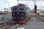Rangiermanöver in Stockholm C: Die Rc6 1383 der SJ hat vom aus Uppsala angekommenen Zug abgekuppelt und fährt nun über Gleis 11 an das andere Ende des Zuges.