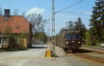 Mit einem Zug aus Stockholm ist X7P 52 (Baujahr 1946-1949) der Roslagsbanan im Mai 1988 in Österskar angekommen