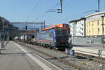 An einem sonnigen Samstag im März durchfährt die 193 529 D-SIEAG der SBB Cargo International den Bahnhof Bellinzona Richtung Gotthard-Basistunnel.