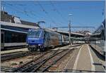Eine der beiden in GoldenPass Line Lackierung gehaltenen MOB Ge 4/4 Serie 8000 verlässt den Bahnhof von Montreux.