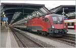 Es gibt sie noch - die echte, zuverlässige Eisenbahn die allen Widrigkeiten zum Trotz fährt und immer einen Weg findet:  Der EC 19793  Transaplin  wartet in Zürich auf die Abfahrt.