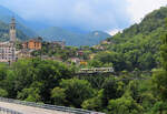 Der Regionalzug von Camedo nach Locarno hat soeben das Dorf Intragna (links) verlassen und überquert nun auf diesem knapp 80 m hohen Viadukt den Fluss Isorno.