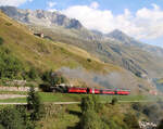 Der Dampfzug von Realp nach Furka - Gletsch - Oberwald erklimmt die 130 Promille-Strecke kurz nach Realp.