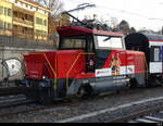 SBB - Ee 922 003-9 mit Werbung für die Bahn im Bhf.
