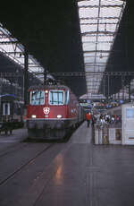 Gerade ist die Re 4/4II mit ihrem Schnellzug Chur - Zürich - Brugg - Basel in Basel SBB angekommen.