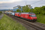 EN 459 mit Dreifachtraktion Re 460: Re 460 077, 115 und 078 sind kurz vor Othmarsingen unterwegs nach Basel, aufgenommen am Abend des 21.05.2023.