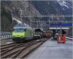 Am Schluss des aus Kandersteg in Goppenstein eintreffenden Autotunnelzuges (AT1) läuft die die BLS Re 465 002; im Hintergrund wartet die BLS Re 4/4 184 mit ihrem Autotunnelzug auf die Abfahrt