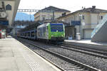 Mit einem langen Zug leerer Autotransportwaggons durchfährt die 485 006 der BLS Cargo den Bahnhof Bellinzona Richtung Norden zum Gotthard-Basistunnel.