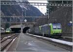 Die BLS Re 485 und eine BLS Re 475 fahren mit einem Güterzug in Richtung Norden durch den Bahnhof von engen Bahnhof von Goppenstein.