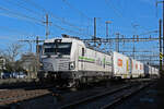 Siemens Vectron 476 452-8 von railCare durchfährt am 05.02.2024 den Bahnhof Pratteln.